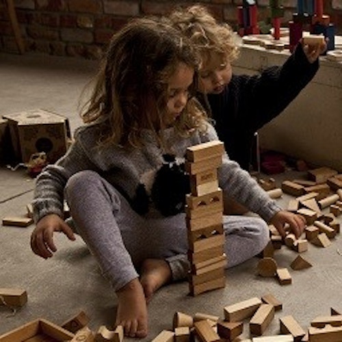 Wooden Story – pflanzlich gefärbte Holzbausteine