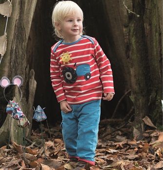 Kind mit Kleidung für die Kita: Langarmshirt und Jeans