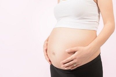 Schwangere hält sich den Bauch