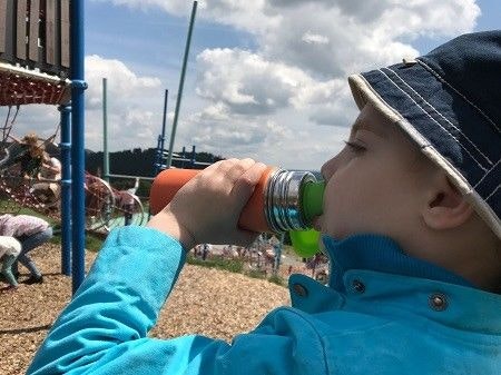Kind trinkt aus isolierter Pura Kiki Flasche Kind trinkt aus isolierter Pura Kiki Flasche