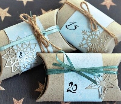 Adventskalender aus Toilettenpapierrollen verziert mit Geschenkpapierresten und Schleifenband Adventskalender aus Toilettenpapierrollen verziert mit Geschenkpapierresten und Schleifenband