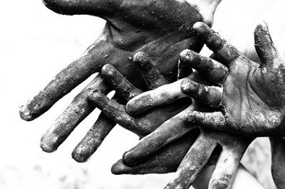 Schwarz-Weiß-Foto von zwei dreckigen Handpaaren, eines groß, das andere klein Schwarz-Weiß-Foto von zwei dreckigen Handpaaren, eines groß, das andere klein