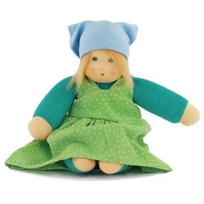 Bio-Puppe Lotti von Nanchen in einem grünen Kleid mit weißen Pünktchen