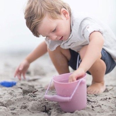 Spaß am Strand beim Sandburgenbauen mit Scrunch Spaß am Strand beim Sandburgenbauen mit Scrunch