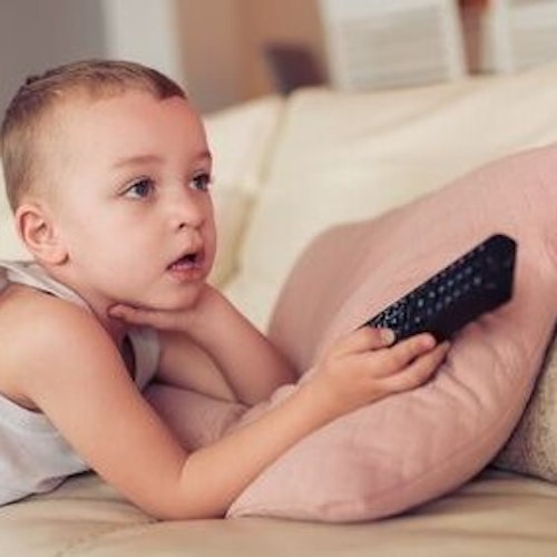 Kinder und Fernsehen: Ab wann ergibt es wirklich Sinn und welche Bedenken gibt es?