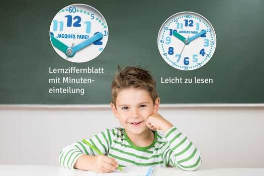Junge sitzt vor einer Tafel. An der Tafel sind zwei Nahaufnahmen einer Armbanduhr zum Lernen zu sehen, die das Ziffernblatt zeigen. Bei den Uhren von Jacques Farel gibt es nämlich eine Minuteneinteilung. Durch das aufgeräumte Ziffernblatt ist die erste Kinderuhr einfach zu lesen. Junge sitzt vor einer Tafel. An der Tafel sind zwei Nahaufnahmen einer Armbanduhr zum Lernen zu sehen, die das Ziffernblatt zeigen. Bei den Uhren von Jacques Farel gibt es nämlich eine Minuteneinteilung. Durch das aufgeräumte Ziffernblatt ist die erste Kinderuhr einfach zu lesen.