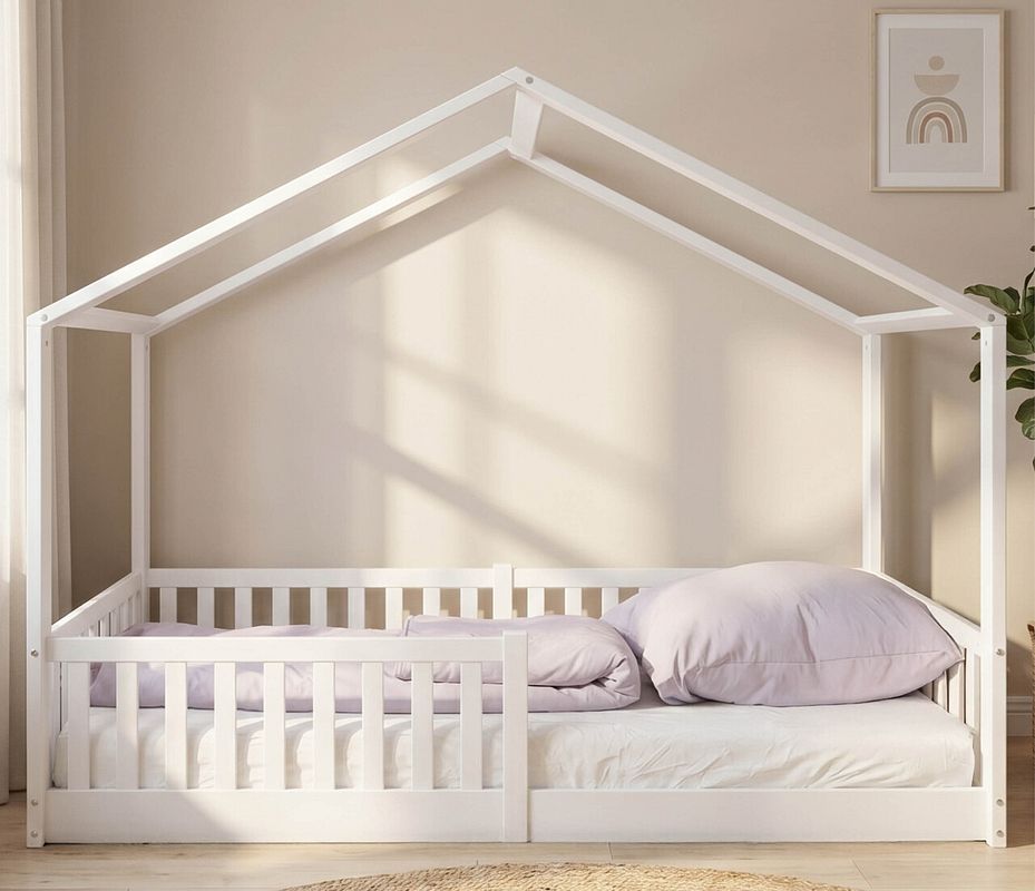 Ein weißes Bodenbett 90x200cm groß, mit Dachaufbau.