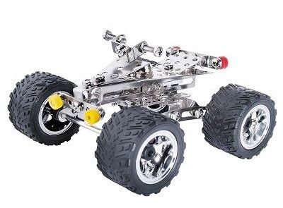 Ein Rennauto aus Metallbauteilen