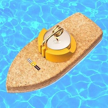 Dampfschiff von Naseweiss Ein Spielzeugboot aus Kork auf Wasser. Aus dem Boot steht ein Teelicht in einer besonderen Vorrichtung.
