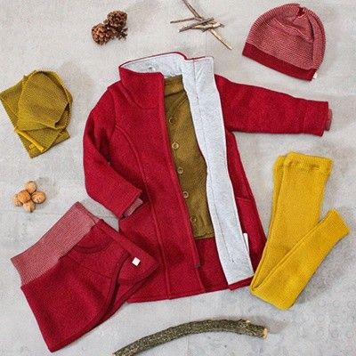 Eine Zusammenstellung von Disana Klamotten, ein roter Walkmantel mit passenden Accessoires