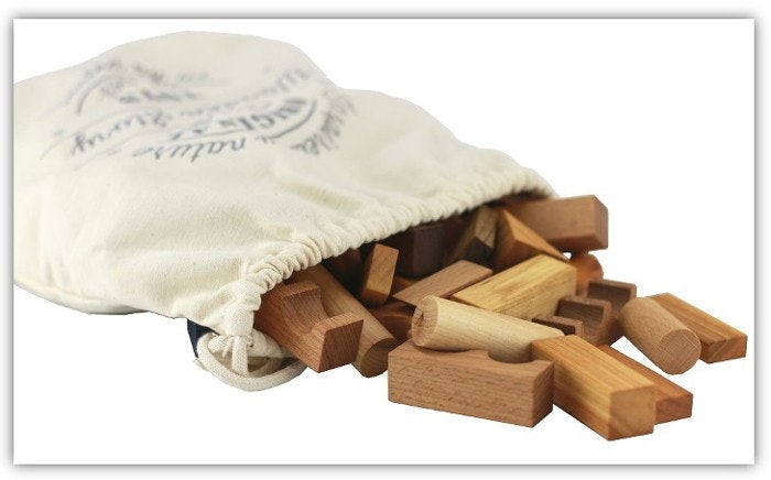 Naturbelassene Holzbausteine von Wooden Story im Baumwollsack Naturbelassene Holzbausteine von Wooden Story im Baumwollsack