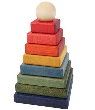 Eine Steckpyramide mit bunten Holzbausteinen.