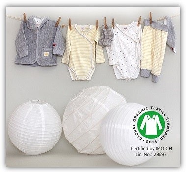Bio Kindermode People Wear Organic Babyklamotten von PWO auf einer Wäscheleine