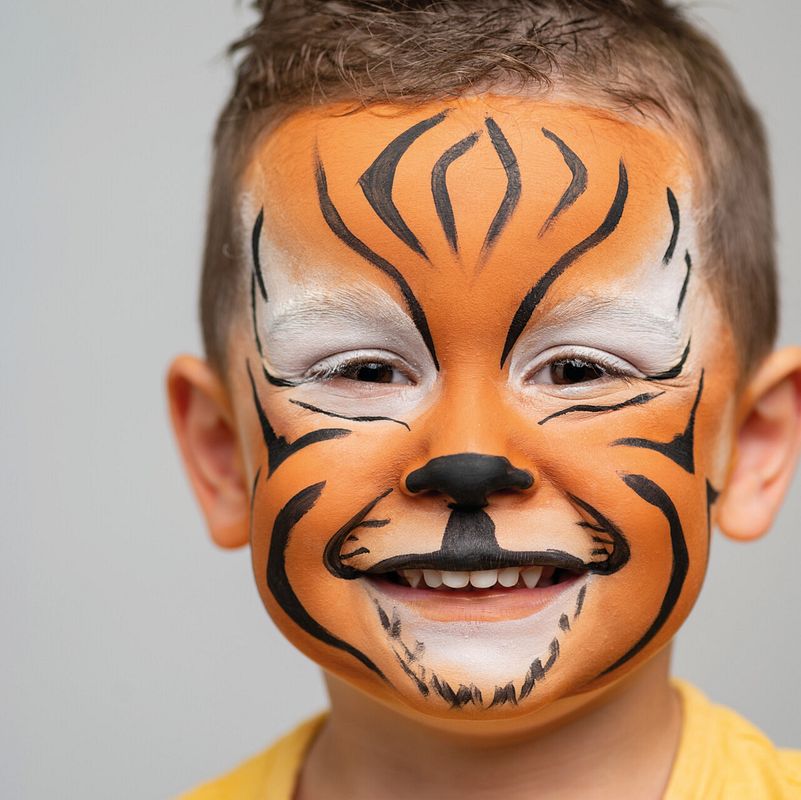 Kind als Tiger geschminkt