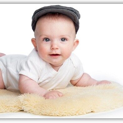 Baby auf Lammfall