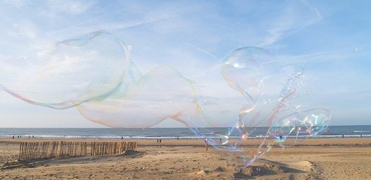 Riesenseifenblasen am Meer Riesenseifenblasen, die über den Strang schweben, im Hintergrund das Meer.