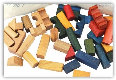Naturbelassene und bunte Holzbausteine von Wooden Story Naturbelassene und bunte Holzbausteine nebeneinander