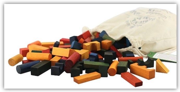 Bunte Holzbausteine im Baumwollsack