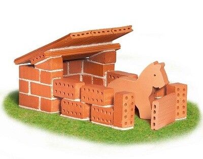 ein zusammengebauter Pferdestall von teifoc mit einer Pferde-Figur drin.
