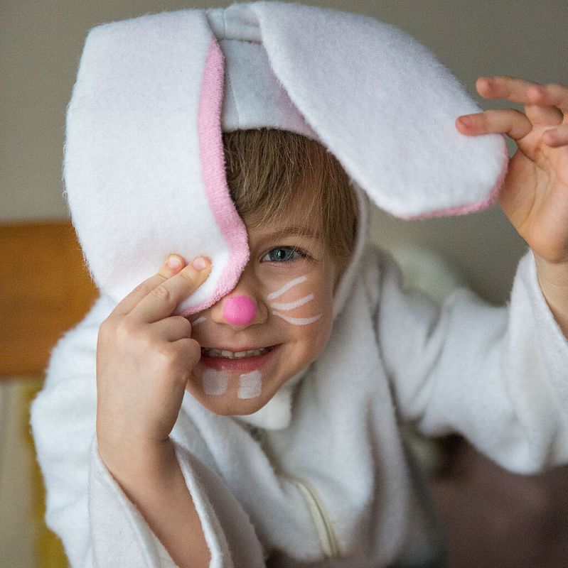 Junge mit namaki Produkten als Hase geschminkt