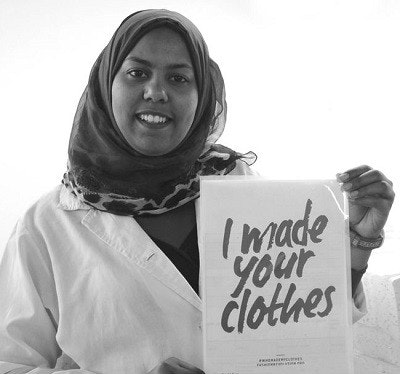 Arbeiterin bei PWO hält Schild hoch mit der Aufschrift "I made your clothes" Arbeiterin bei PWO hält Schild hoch mit der Aufschrift "I made your clothes"