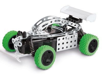 Ein Rennauto aus Metallbauteilen mit grünen Reifen
