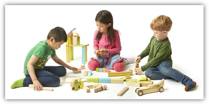 Kinder spielen mit tegu Magnet Bausteinen Kinder spielen mit tegu Magnet Bausteinen