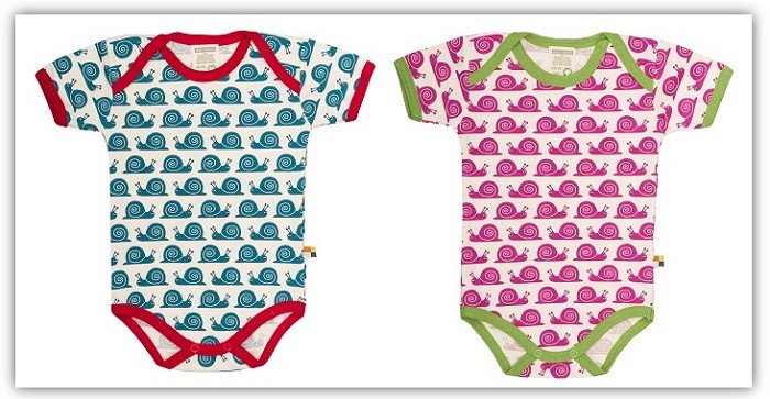Produktfotos von 2 Bodys mit Schnecken-Muster in Türkis-Rot oder Grün-Pink
