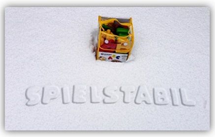 Sandspielzeug im Schnee