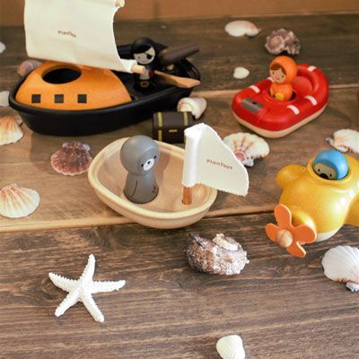 Ein Boot mit einer Robbe als Kapitän, ein Boot von der Küstenwache, ein Piratenschiff oder doch lieber ein U-Boot?