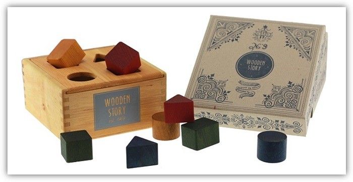 Eine Sortierbox aus Holz mit bunten Holzbausteinen