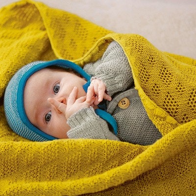 Gelbe Babydecke von Disana Baby in gelber Babydecke von Disana