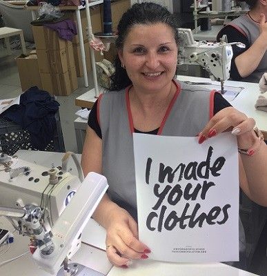 I made your clothes Aktion - Näherin posiert mit Poster