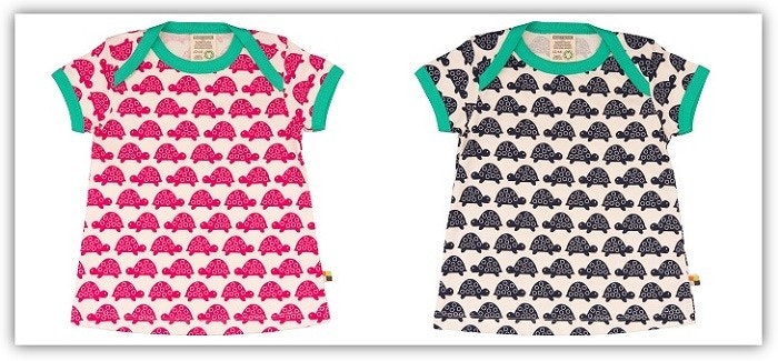 Produktfotos von 2 Bodys mit Schildkröten-Muster in Türkis-Pink und Türkis-Blau Produktfotos von 2 Bodys mit Schildkröten-Muster in Türkis-Pink und Türkis-Blau