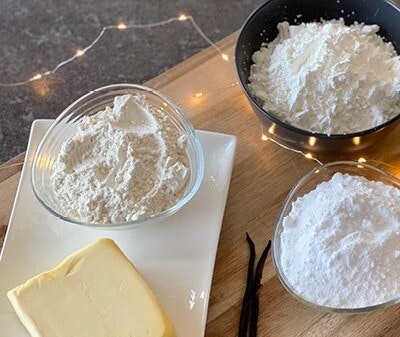 Backzutaten Bild mit Zutaten zum Plätzchenbacken: Butter, Vanilleschote, Mehl. Speisestärke. Puderzucker