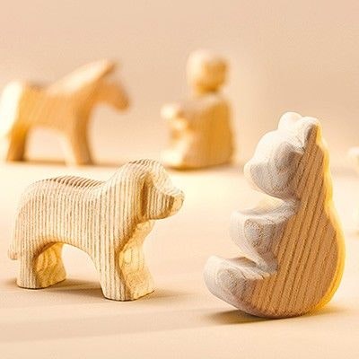 Naturbelassene Ostheimer Figuren Schönes, wertiges Holz mit toller Maserung wird für die Ostheimer Figuren verwendet.