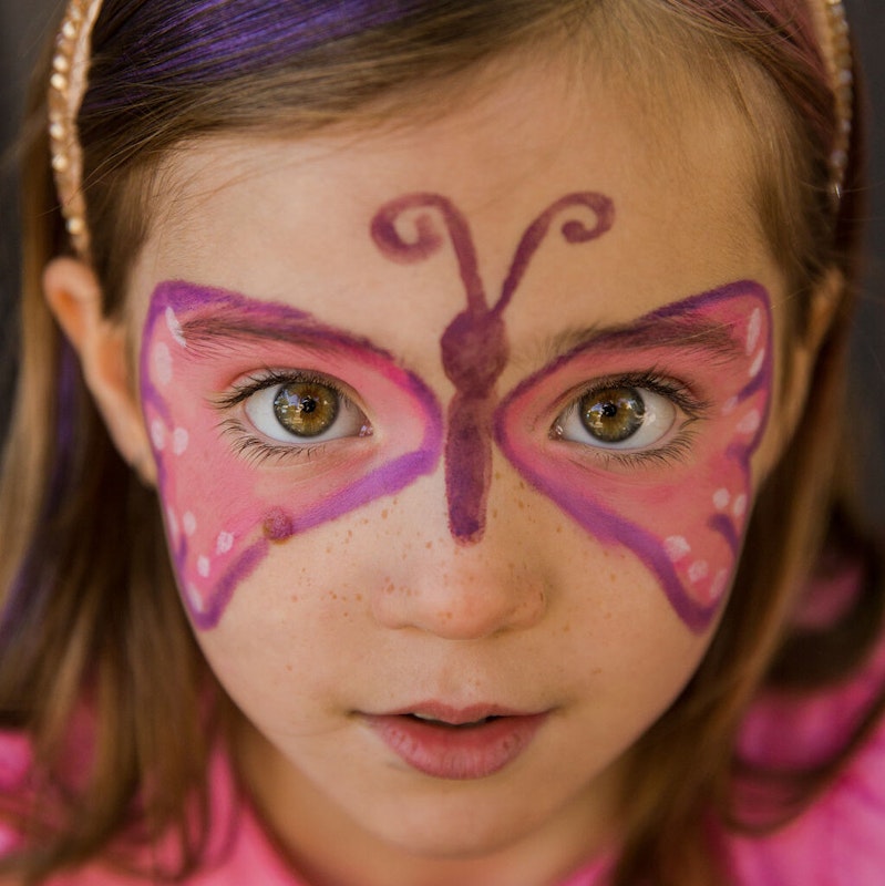 Bio Kinderschminke Fee & Schmetterling 3 Farben Ein Mädchen im Gesicht einen Schmetterling geschminkt