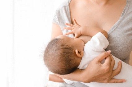 Mutter stillt ihr Baby