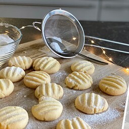 Weihnachtsbasteln und Plätzchen backen mit Kindern