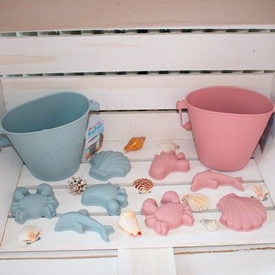 Silikon Förmchen und Eimer ergänzen sich im Set Aswahl von Scrunch Bucket Produkten aus Silikon in rosa und hellblau