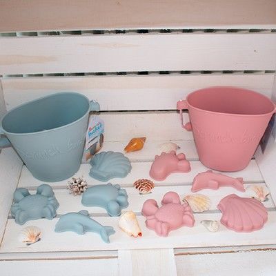 Aswahl von Scrunch Bucket Produkten aus Silikon in rosa und hellblau