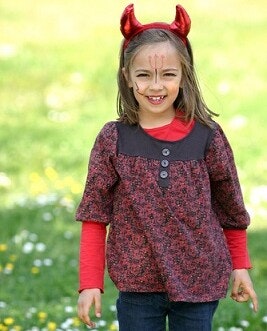 Einfaches Teufelkostüm für Kinder Einfaches Teufelkostüm für Kinder aus rot-schwarz gemusterten T_Shirt, Jeans, Teufelshörner auf dem Kopf und ein Dreizack ins Gesicht gemalt
