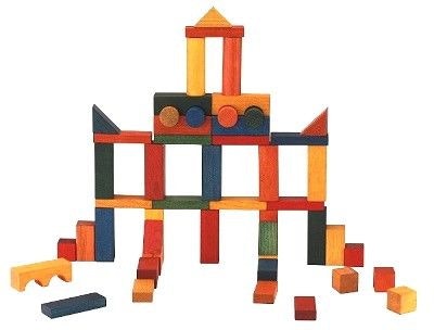 Ein Konstrukt gebaut aus Bauklötzen von Wooden Story