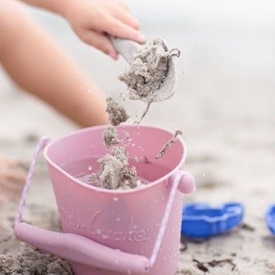 Scrunch Sandspielzeug ist der perfekte Begleiter im Sommer rosa Eimer von Scrunch Bucket