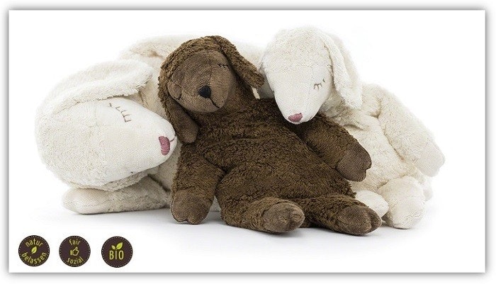 Senger Kuscheltiere Wärmflaschen Drei Kuscheltier-Lämmchen, zwei weiß, eins braun.