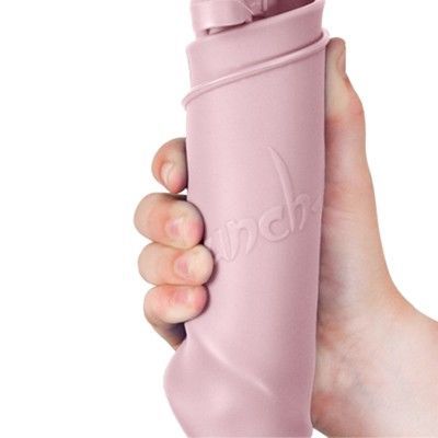Anwendungbsiepiel, wie man den Eimer aus Silikon von Scrunch Bucket falten kann