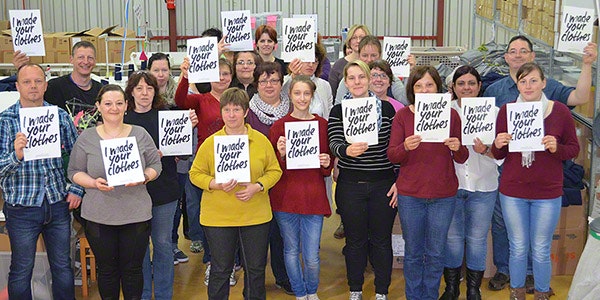 Menschen aus dem Team & der Produktionsstädte Lichtenstein von Disana halten Schilder hoch, worauf steht "I made your clothes" Menschen aus dem Team & der Produktionsstädte Lichtenstein von Disana halten Schilder hoch, worauf steht "I made your clothes"