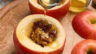 Walnüsse und Honig in den Apfel