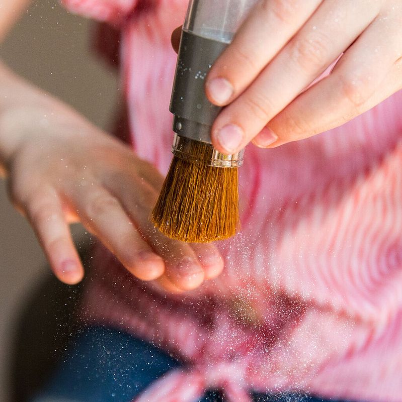 Mit dem Pinsel ist das Glitzerpuder einfach aufzutragen.