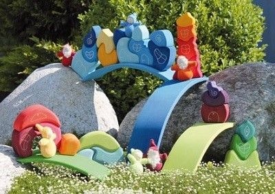 In der Natur aufgebautes Dorf mit Häusern von Grimms, deren Regenbogen und den Zwergen.